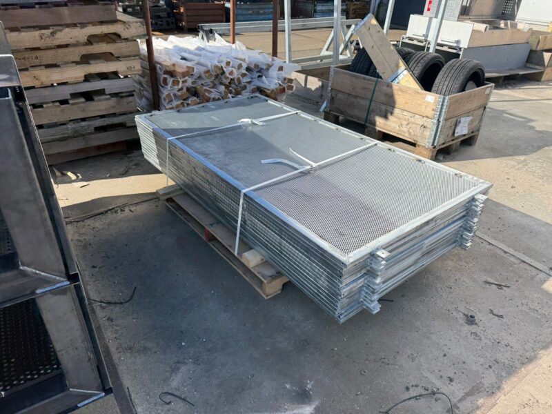 Fietsoverkapping Hagen geplaatst bij Medipoort BV in Zoetermeer 3 Geperforeerde stalen wandpanelen van fietsoverkapping Hagen van SKWshop na thermisch verzinken volgens NEN-ISO 1461, gereed voor poedercoating.